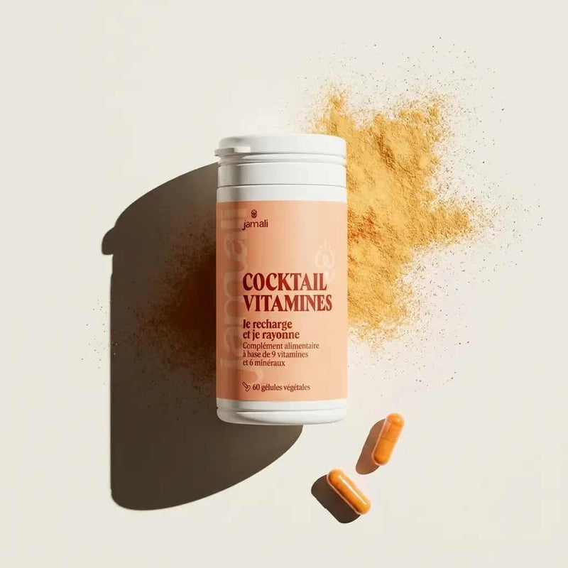 Pot de Cocktail Vitamines Jamali sur fond crème avec poudre et gélules orange
