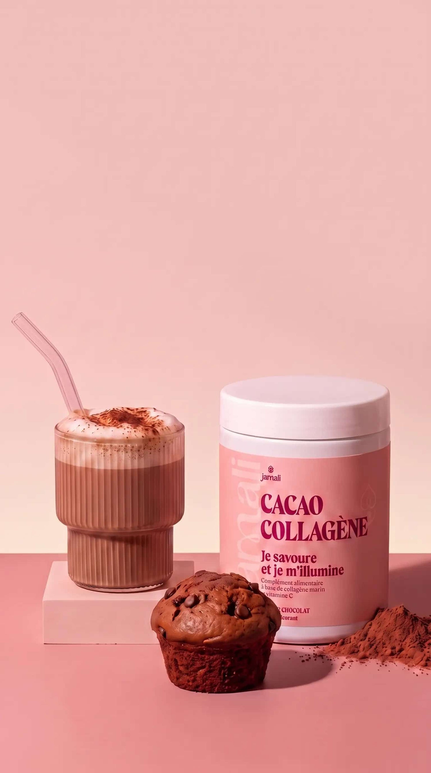 Pot de Cacao Collagène Jamali avec sa boisson chocolatée préparée et un muffin, fond rose