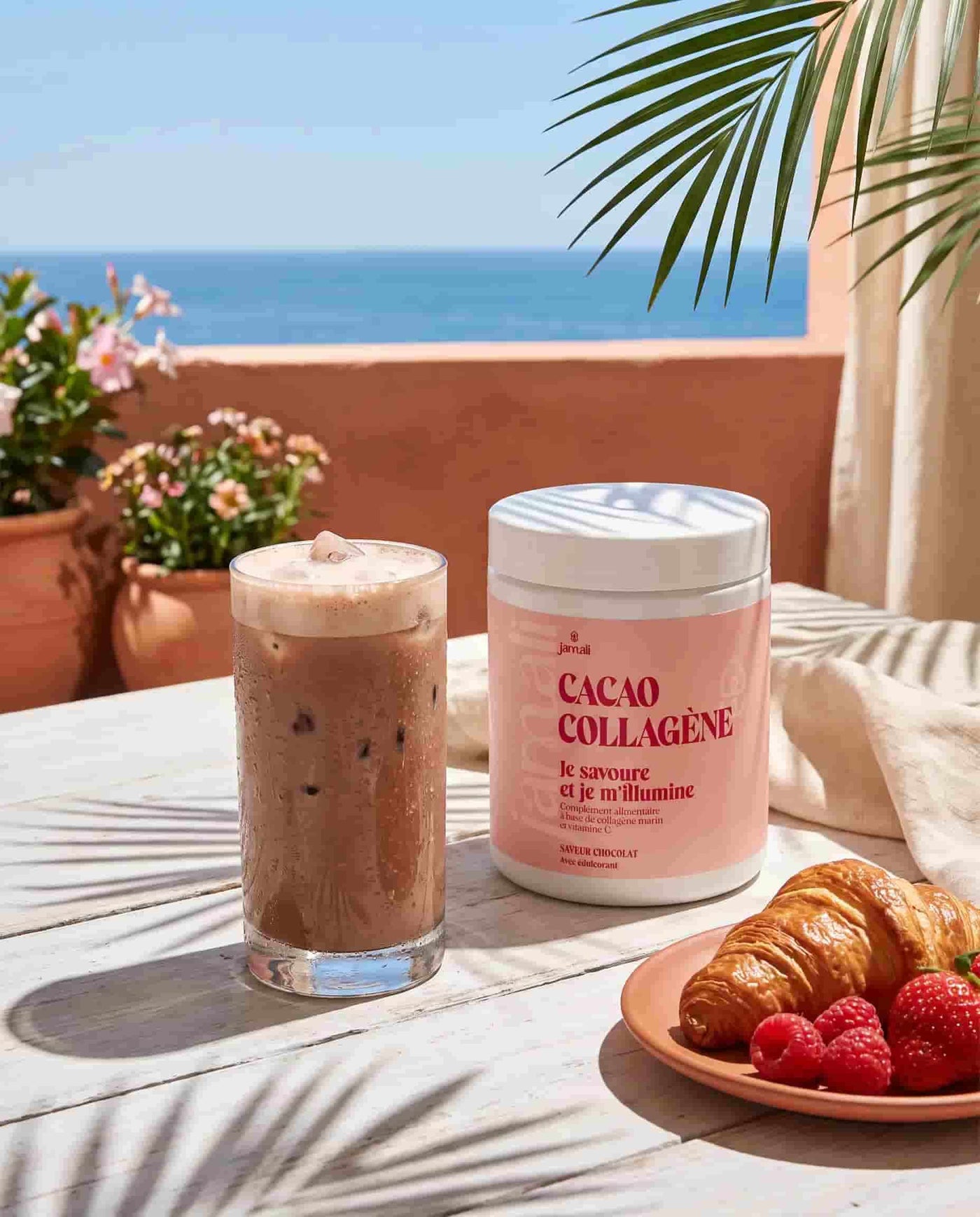 Cacao Collagène Jamali glacé sur une terrasse face à la mer, croissant et fruits rouges