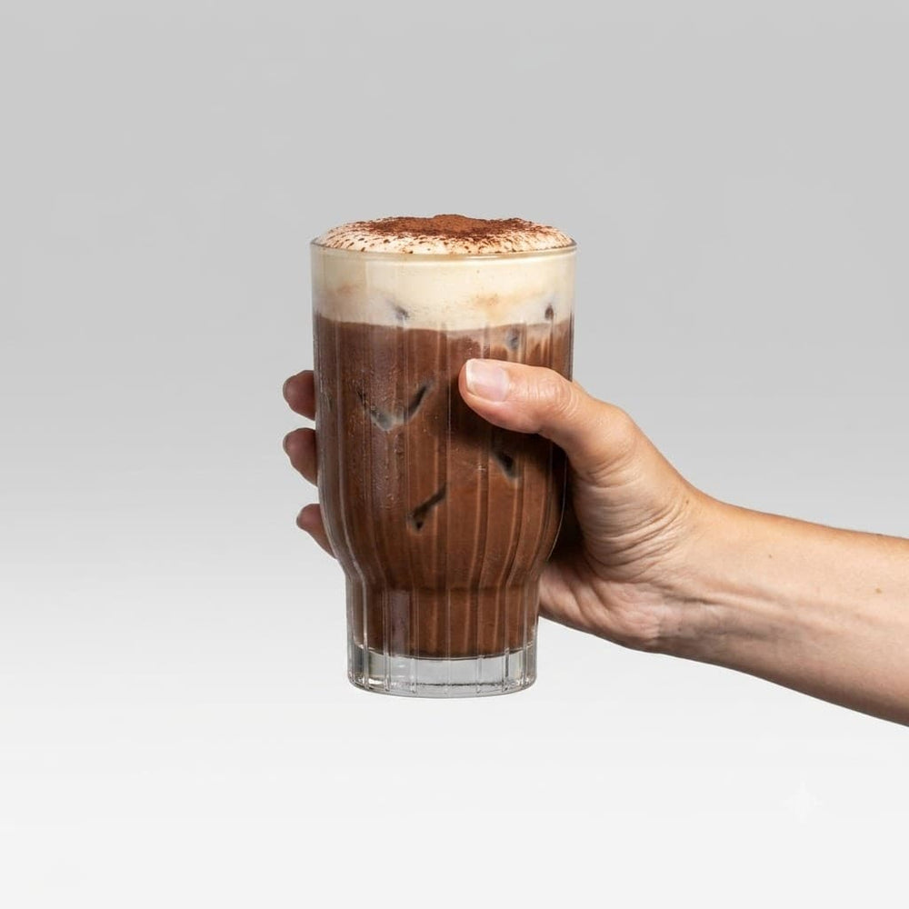 Main tenant une boisson au cacao